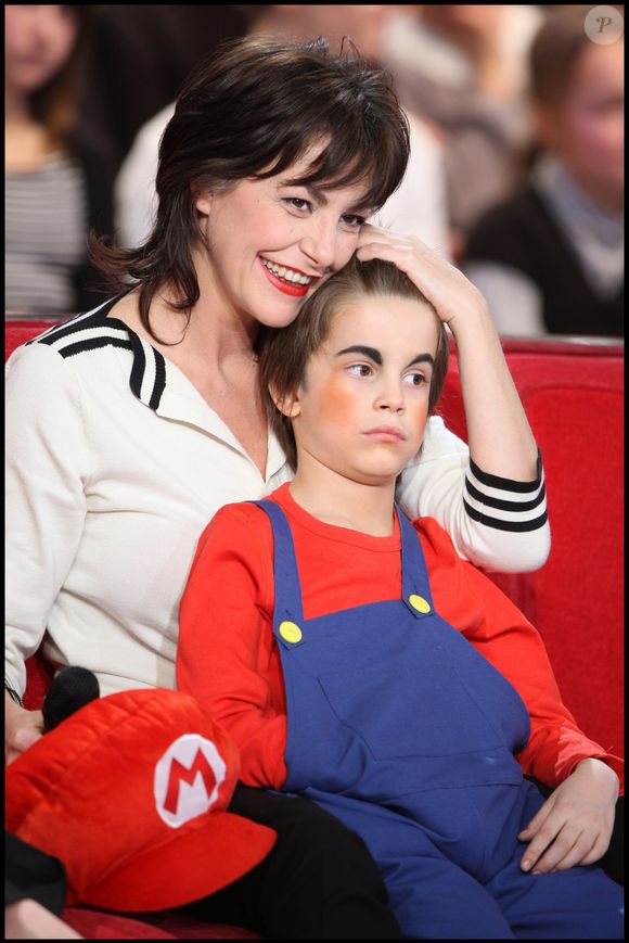 Nos confrères ont en effet révélé que Diego s'est immolé

Lio et son fils Diego à l'enregistrement de l'émission "Vivement Dimanche".

Photo : Guillaume Gaffiot / Bestimage