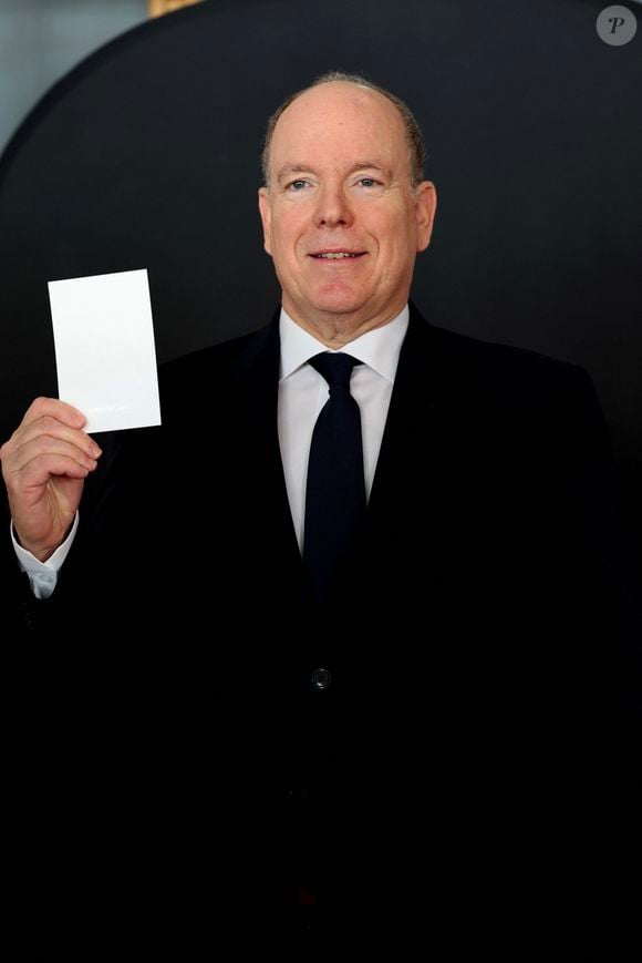 Le prince Albert II de Monaco au lancement de la campagne "WhiteCard 2025" de Peace and Sport avec les sportives Marlene Nidecker, Zakia Khudadadi et Joel Bouzou le fondateur et président du Peace and Sport, au Marius à Monaco, le 26 mars 2025. © Claudia Albuquerque/Bestimage