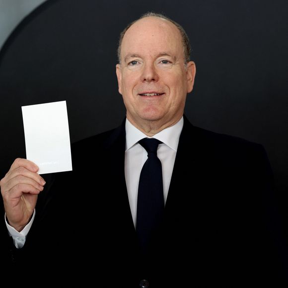 Le prince Albert II de Monaco au lancement de la campagne "WhiteCard 2025" de Peace and Sport avec les sportives Marlene Nidecker, Zakia Khudadadi et Joel Bouzou le fondateur et président du Peace and Sport, au Marius à Monaco, le 26 mars 2025. © Claudia Albuquerque/Bestimage