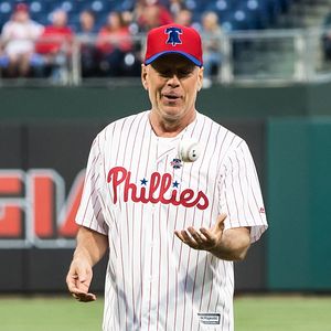 L'acteur Bruce Willis à la cérémonie d'ouverture avant un match de baseball entre les Phillies de Philadelphie et les Brewers de Milwaukee à Philadelphie, aux États-Unis, le 15 mai 2019.  Photo by Ouzounova/Splash News/ABACAPRESS.COM
