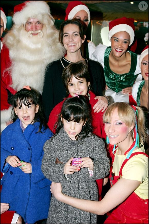 Lio et son fils Diego, ses filles Garance et Léa à la première du spectacle "Les aventures de Marion ou la poupée cassée" le 16 novembre 2004. © OLIVIER BORDE / BESTIMAGE