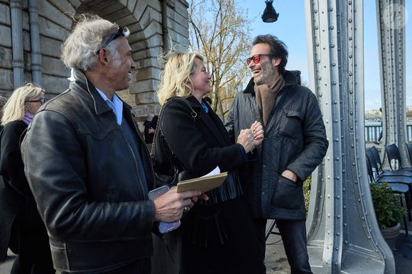 Paul Belmondo et son ex-femme Luana Belmondo, Anthony Delon - Inauguration de "La promenade Jean-Paul Belmondo" au terre-plein central du pont de Bir-Hakeim, ouvrage public communal situé sous le viaduc du métro aérien, à Paris (15e, 16e) le 12 avril 2023. © Cyril Moreau/Bestimage