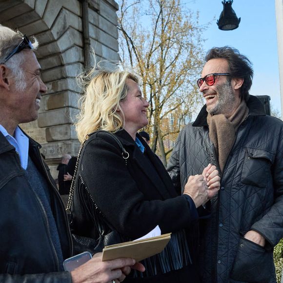Paul Belmondo et son ex-femme Luana Belmondo, Anthony Delon - Inauguration de "La promenade Jean-Paul Belmondo" au terre-plein central du pont de Bir-Hakeim, ouvrage public communal situé sous le viaduc du métro aérien, à Paris (15e, 16e) le 12 avril 2023. © Cyril Moreau/Bestimage