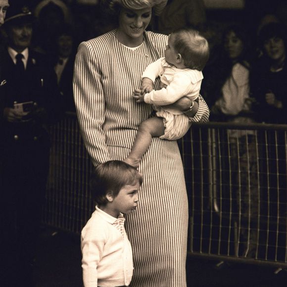 La princesse Diana avec les princes William et Harry le 8 août 1985. Photo par Arthur Edwards/News Syndication/ABACAPRESS.COM