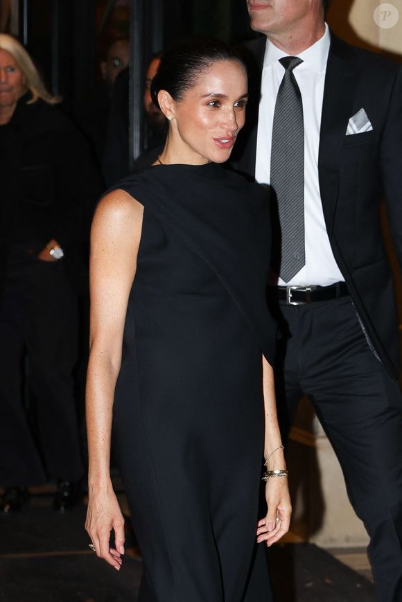 Paris, FRANCE  Meghan Markle, la duchesse de Sussex, a été aperçue quittant l'Hôtel Plaza Athénée à Paris, resplendissante dans une élégante robe noire. Backgrid USA / Bestimage