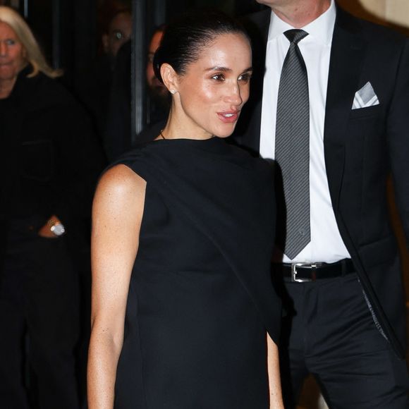 Paris, FRANCE  Meghan Markle, la duchesse de Sussex, a été aperçue quittant l'Hôtel Plaza Athénée à Paris, resplendissante dans une élégante robe noire. Backgrid USA / Bestimage