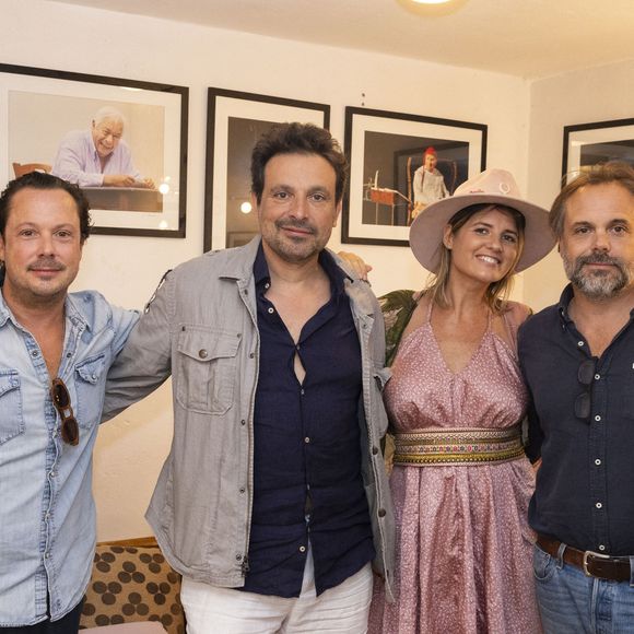 Exclusif - Davy Sardou et Bruno Salomone entourés de Kym Thiriot, son compagnon Romain Sardou et ses enfants (Victor et Aliénor) - Personnalités au spectacle "Au scalpel" lors du Festival de Ramatuelle. Le 4 août 2023
© Cyril Bruneau / Festival de Ramatuelle / Bestimage