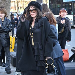 Dans une vidéo Paris Match dévoilée sur les réseaux sociaux, l'actrice couvre de bisous et de caresses la jeune femme également comédienne
Isabelle Adjani arrive au défilé Chloé pendant la semaine de la mode à Paris, France, le 6 mars 2025. Photo by Julien Reynaud/APS-Medias/ABACAPRESS.COM