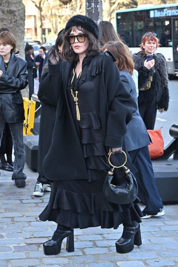 Dans une vidéo Paris Match dévoilée sur les réseaux sociaux, l'actrice couvre de bisous et de caresses la jeune femme également comédienne
Isabelle Adjani arrive au défilé Chloé pendant la semaine de la mode à Paris, France, le 6 mars 2025. Photo by Julien Reynaud/APS-Medias/ABACAPRESS.COM