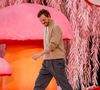 Premier show pour le nouveau directeur artistique Matthieu Blazy ! Nommé fin 2024, le créateur franco-belge a confirmé son talent en proposant une collection mêlant élégance balnéaire et modernité.

Le créateur de mode Matthieu Blazy - Défilé Chanel "Collection Haute Couture Printemps/Eté 2026" lors de la Fashion Week de Paris (PFW) au Grand Palais, à Paris, France, le 27 janvier 2026.

©Bestimage