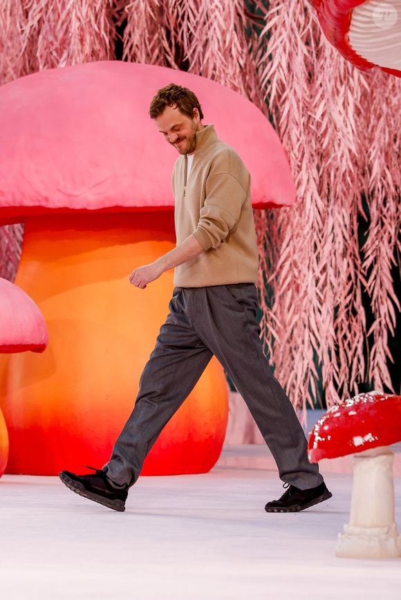 Premier show pour le nouveau directeur artistique Matthieu Blazy ! Nommé fin 2024, le créateur franco-belge a confirmé son talent en proposant une collection mêlant élégance balnéaire et modernité.

Le créateur de mode Matthieu Blazy - Défilé Chanel "Collection Haute Couture Printemps/Eté 2026" lors de la Fashion Week de Paris (PFW) au Grand Palais, à Paris, France, le 27 janvier 2026.

©Bestimage