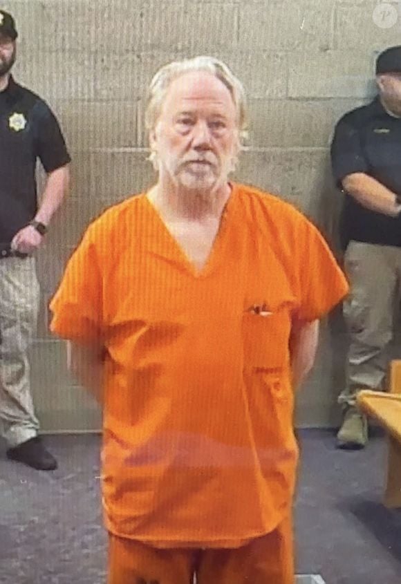 Lors de l’audience, son épouse Melissa Gilbert était présente et est apparue très émue à l’annonce de la décision.

Timothy Busfield, accusée de délits sexuels contre des enfants, comparaît au tribunal du comté de Bernalillo (NM) pour une audience de détention. Photo par Backgrid USA / Bestimage