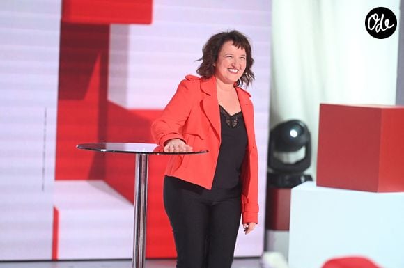 Exclusif - Anne Roumanoff lors de l'enregistrement de l'émission Vivement dimanche au studio Rive gauche, présentée par M.Drucker, diffusée sur France 3 le 14 juin 2026, à Paris, France, le 5 mai 2026. © Guillaume Gaffiot/Bestimage