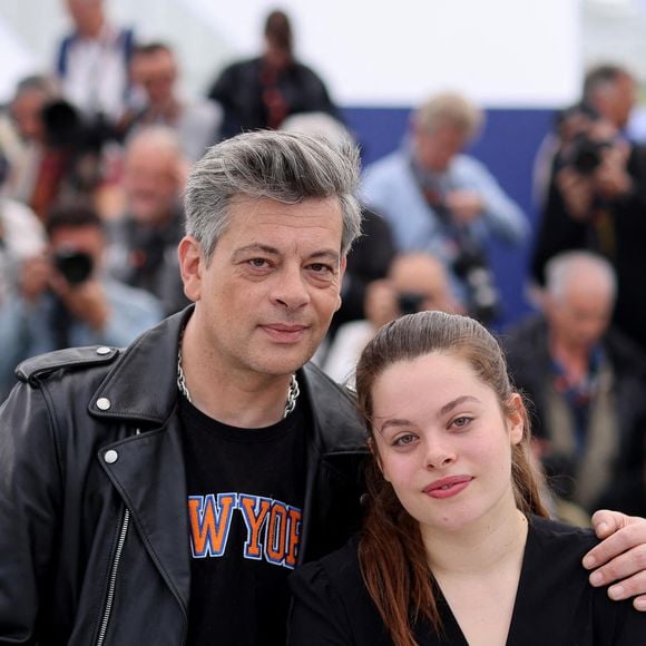 Pour cette aventure, le chanteur s'est associé à plusieurs proches, dont son ex-femme Chiara Mastroianni et l'acteur Melvil Poupaud.

Benjamin Biolay et sa fille Anna Biolay au photocall de "Rosalie" lors du 76ème Festival International du Film de Cannes, le 18 mai 2023.
© Jacovides/Moreau/Bestimage