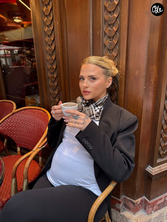 Cette publication a ému ses abonnés, déjà nombreux à l'avoir félicitée pour cette naissance.

Kelly Vedovelli est enceinte de jumeaux. Instagram