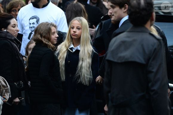 Mais combien coûte un soin comme le sien ?

Lola Sarkozy, Giulia Sarkozy, Aurélien Enthoven - Le clan Sarkozy à la sortie du domicile de Nicolas Sarkozy domicile parisien avant son incarcération à la prison de La Santé à Paris, France, le 21 octobre 2025.  Bestimage
