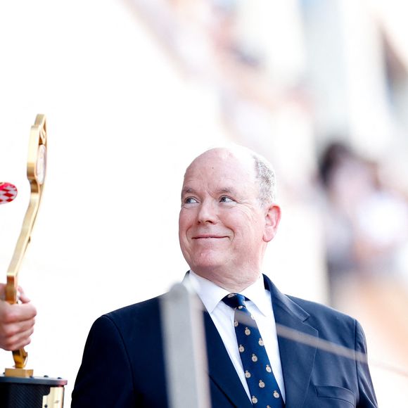 S’il tient tant à ce que ses enfants conservent une forme de normalité, c’est aussi parce qu’Albert II sait ce que signifie grandir sous les projecteurs. 

Le prince Albert II de Monaco et la princesse Charlène de Monaco sur le podium du Grand Prix de Formule 1 (F1) de Monaco Tag Heuer. © API/Bestimage