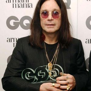Ozzy Osbourne était également connu pour sa vie privée hors normes, notamment grâce à l’émission de téléréalité « The Osbournes ».

Photo d'archive datée du 07/09/04 d'Ozzy Osbourne ayant reçu le Editor's Special Award lors de la 7ème édition des GQ Men Of The Year Awards au Royal Opera House à Covent Garden, dans le centre de Londres, alors que le leader de Black Sabbath est décédé à l'âge de 76 ans. Date d'édition : mardi 22 juillet 2025. ... Décès d'Ozzy Osbourne ... 22-07-2025 ... LONDRES ... UK ... Le crédit photo doit être lu comme suit : Ian West/PA Wire. Numéro de référence unique : 81066843 ... Le crédit photo doit se lire comme suit : Ian West/PA Wire