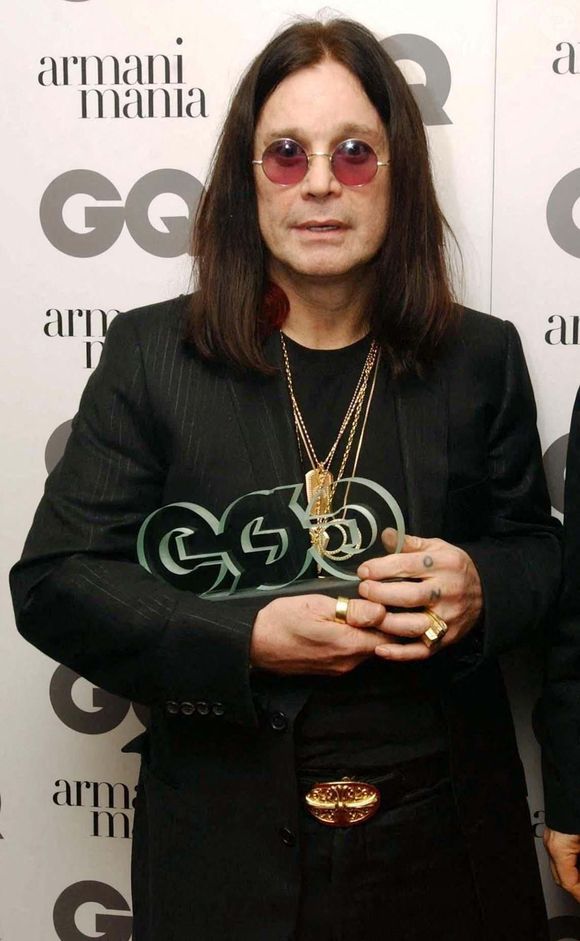 Ozzy Osbourne était également connu pour sa vie privée hors normes, notamment grâce à l’émission de téléréalité « The Osbournes ».

Photo d'archive datée du 07/09/04 d'Ozzy Osbourne ayant reçu le Editor's Special Award lors de la 7ème édition des GQ Men Of The Year Awards au Royal Opera House à Covent Garden, dans le centre de Londres, alors que le leader de Black Sabbath est décédé à l'âge de 76 ans. Date d'édition : mardi 22 juillet 2025. ... Décès d'Ozzy Osbourne ... 22-07-2025 ... LONDRES ... UK ... Le crédit photo doit être lu comme suit : Ian West/PA Wire. Numéro de référence unique : 81066843 ... Le crédit photo doit se lire comme suit : Ian West/PA Wire