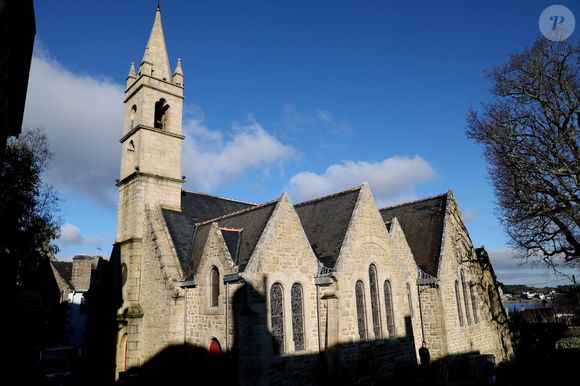 Illustration église - Arrivées des membres de la famille Le Pen aux obsèques de Jean-Marie Le Pen en l'église Saint-Joseph à la Trinité-sur-Mer  le 11 juillet 2025. © Dominique Jacovides / Guillaume Collet / Bestimage