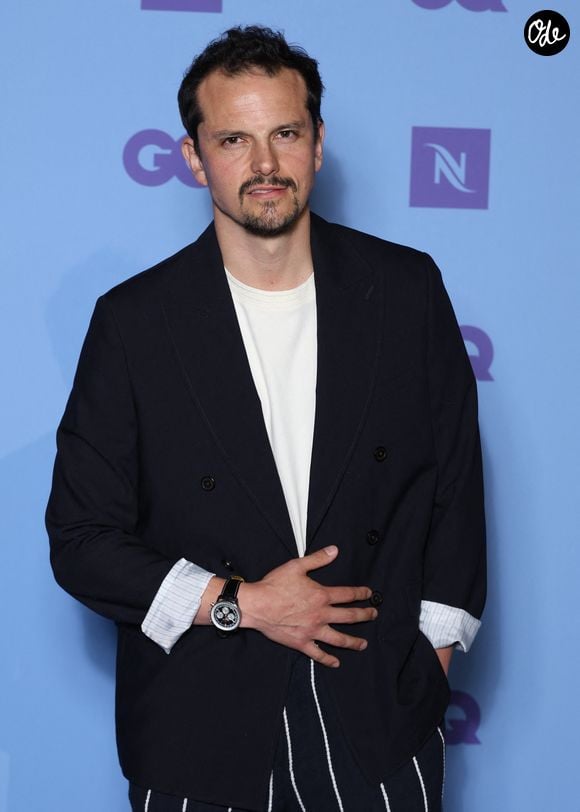 Mais ce qui a véritablement chamboulé le cœur de Juan Arbelaez lors de ce séjour, c'est l'immersion de sa petite famille au sein de la grande table de l'établissement. 

Juan Arbelaez au photocall de la soirée "Nespresso x GQ" lors du 79ème Festival International du Film de Cannes (12 - 23 mai 2026), le 16 mai 2026. 
© Denis Guignebourg / Bestimage