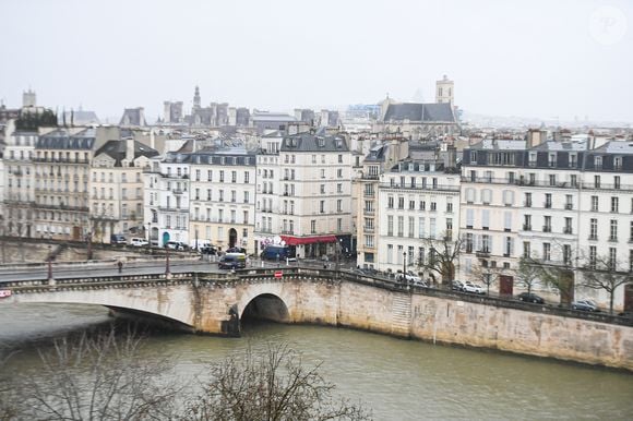 Illustration à l'extérieur de la cathédrale lors de la première messe à Notre-Dame de Paris depuis l'incendie de 2019, à Paris, France, le 8 décembre 2024. © Lionel Urman/Bestimage