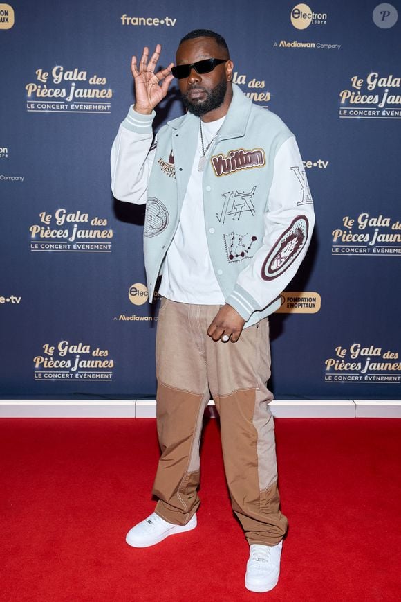 Gims au photocall du "Gala des pièces jaunes, le concert événement" à La Défense Arena à Nanterre le 23 janvier 2025. 

© Jacovides / Moreau / Bestimage