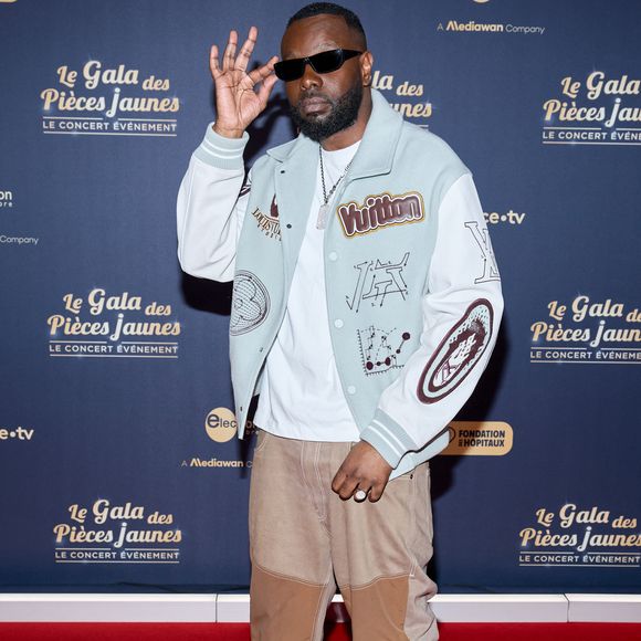 Gims au photocall du "Gala des pièces jaunes, le concert événement" à La Défense Arena à Nanterre le 23 janvier 2025. 

© Jacovides / Moreau / Bestimage