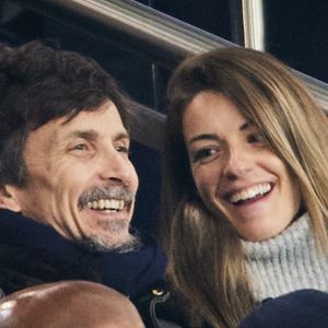 Arnaud Tsamere et sa compagne - Célébrités dans les tribunes lors du match de Ligue 1 McDonald's opposant le Paris Saint-Germain (PSG) à l'Olympique de Marseille (OM) - (3-1) au Parc des Princes à Paris le 16 mars 2025. © Cyril Moreau/Bestimage
