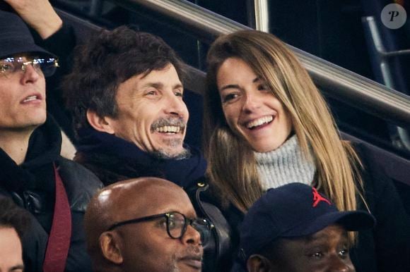 Arnaud Tsamere et sa compagne - Célébrités dans les tribunes lors du match de Ligue 1 McDonald's opposant le Paris Saint-Germain (PSG) à l'Olympique de Marseille (OM) - (3-1) au Parc des Princes à Paris le 16 mars 2025. © Cyril Moreau/Bestimage