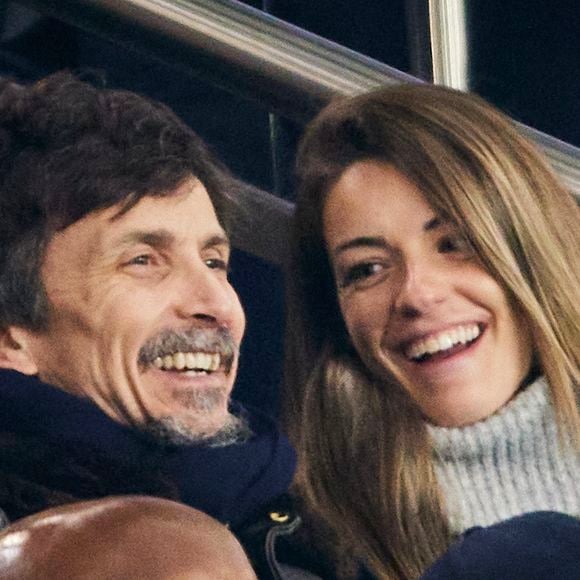 Arnaud Tsamere et sa compagne - Célébrités dans les tribunes lors du match de Ligue 1 McDonald's opposant le Paris Saint-Germain (PSG) à l'Olympique de Marseille (OM) - (3-1) au Parc des Princes à Paris le 16 mars 2025. © Cyril Moreau/Bestimage