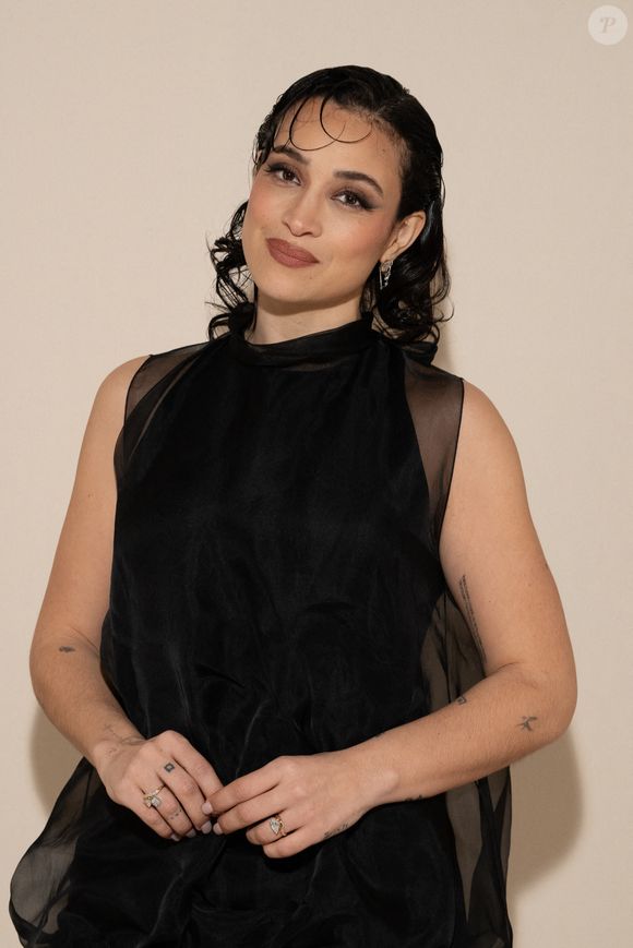 L’artiste confie aussi avoir besoin de marcher pour réfléchir et garder un équilibre.

Camelia Jordana assiste au défilé Icicle Womenswear Fall/Winter 2026-2027 dans le cadre de la Fashion Week de Paris le 05 mars 2026 à Paris, France. © Laurent Zabulon/Abacapress.com