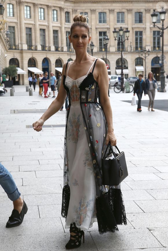 Désormais, l'heureuse maman de trois enfants ne plus se produire autant qu'elle le voudrait ! Cette terrible maladie a également affecté ses cordes vocales...

Exclusif - Céline Dion quitte l'hôtel Royal Monceau et se rend dans les salons de la boutique "Schiaparelli" sur la place Vendôme à Paris le 1er aout 2017 (Agence / Bestimage).