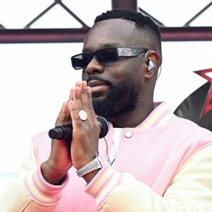 Show de de Gims lors du 105ème Prix d'Amérique à l'Hippodrome de Vincennes le 25 janvier 2026. Alors que les organisateurs avaient misé gros sur ce concert du chanteur pour attirer un nouveau public à Vincennes, celui-ci a été interrompu à plusieurs reprises avant d'être écourté, provoquant la grogne des spectateurs. D'abord très enthousiaste, le public a commencé à chanter les tubes de l'ancien membre de Sexion d'Assaut jusqu'à ce que le concert rencontre un premier souci technique. L'artiste le plus écouté de l'année 2025 a tout de même tenté de continuer son show, lançant un de ses titres a cappella, en chœur avec le public. Puis une deuxième, et une troisième coupure de son ont mis fin à la représentation.
Tout en s'excusant auprès des 37 000 spectateurs présents, Gims a écourté sa prestation et pris la direction des écuries pour signer quelques autographes, et rencontrer l'entourage de Frank Gio, l'un des concurrents du Prix d'Amérique, avant de rapidement s'éclipser. © Lionel Urman/Bestimage