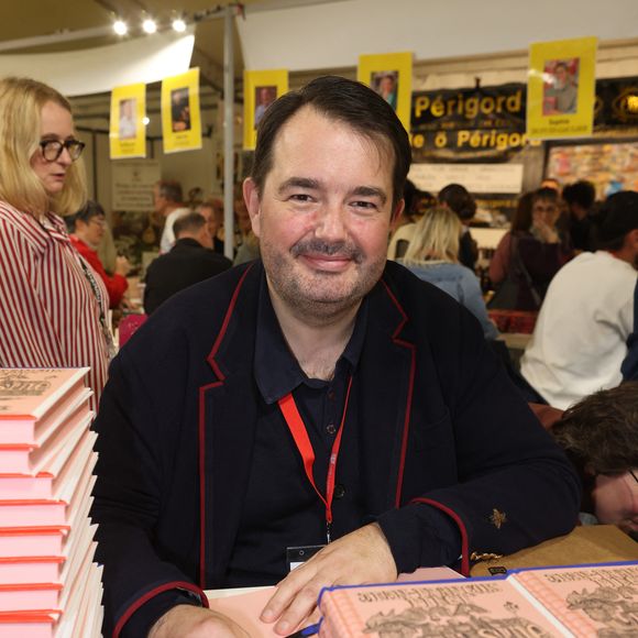 La cuisson doit se faire sur une grille bien chaude en caramélisant chaque face.

Jean-François Piège au 20ème Festival du Livre gourmand au Théâtre de Périgueux, le 15 novembre 2025. ©Jean-Marc LHOMER/Bestimage.