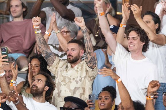 Cet élan se concrétise sur le parquet puisque l'équipe vient de s'offrir une victoire cruciale ce jeudi 28 mai pour les play-offs.

Matt Pokora et sa femme Christina Milian, Paul de Saint Sernin dans les tribunes lors des Internationaux de France de Tennis de Roland Garros 2026. Paris, le 25 mai 2026

© Moreau / Jacovides / Bestimage