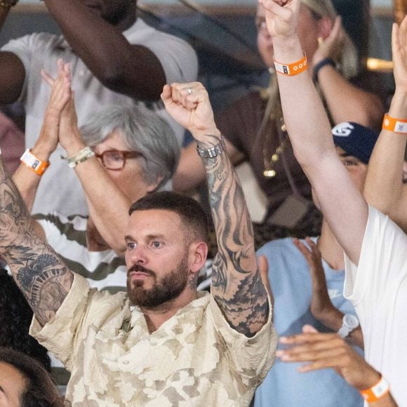 Cet élan se concrétise sur le parquet puisque l'équipe vient de s'offrir une victoire cruciale ce jeudi 28 mai pour les play-offs.

Matt Pokora et sa femme Christina Milian, Paul de Saint Sernin dans les tribunes lors des Internationaux de France de Tennis de Roland Garros 2026. Paris, le 25 mai 2026

© Moreau / Jacovides / Bestimage
