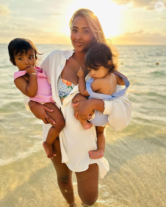 Hanaa Elah et ses jumeaux sur la plage ©Instagram - Hanaa Elah