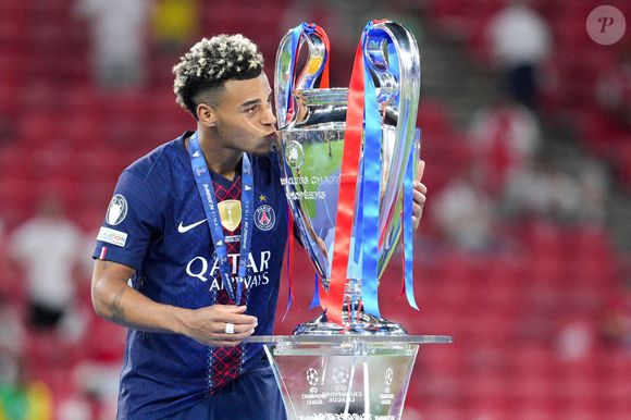 Désiré Doue du Paris Saint-Germain F.C. embrasse le trophée après avoir remporté le match de la finale de la Ligue des champions de l'UEFA 2026 entre le Paris Saint-Germain F.C. et Arsenal F.C. à la Puskas Arena le 30 mai 2026 à Budapest, en Hongrie. © SPP / PsnewZ / Bestimage