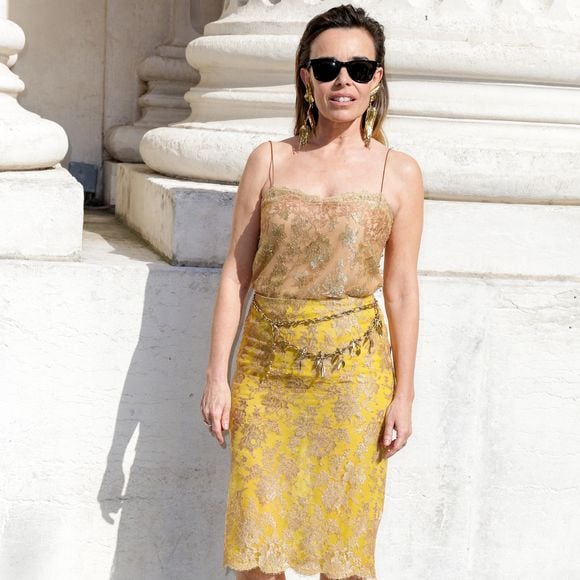 De son côté, Élodie Bouchez a illuminé l'événement en misant sur un ensemble nuisette et jupe crayon d'un jaune éclatant, sublimé par une ceinture dorée.

Élodie Bouchez aux arrivées du deuxième défilé de mode Saint Laurent Prêt à Porter Collection Homme Printemps/Été 2027 lors de la Fashion Week de Paris à la Bourse de Commerce - Pinault Collection, à Paris, France, le 23 juion 2026. © Olivier Borde/Bestimage