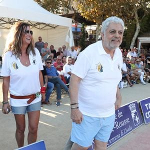 Il suffit d'une routine de cinq exercices simples réalisables sur un tapis.

Enrico Macias, Evelyne Thomas, Catherine Salvador - Challenge Henri Salvador 2018 en hommage à Charley Maraouni, à Ile Rousse, Corse, France, le 14 Septembre 2018. 
Olivier Sanchez / Bestimage - Crystal Pictures