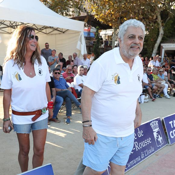 Il suffit d'une routine de cinq exercices simples réalisables sur un tapis.

Enrico Macias, Evelyne Thomas, Catherine Salvador - Challenge Henri Salvador 2018 en hommage à Charley Maraouni, à Ile Rousse, Corse, France, le 14 Septembre 2018. 
Olivier Sanchez / Bestimage - Crystal Pictures