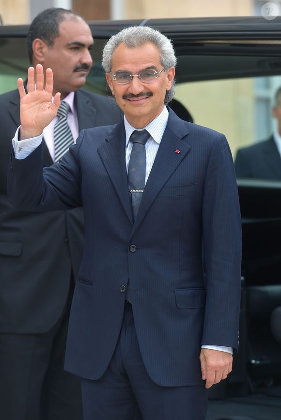Il entretient également des investissements importants en France, notamment dans l’hôtellerie et les fonds de capital-risque. 

Le président François Hollande reçoit le prince Al-Walid ben Talal ben Abdelaziz Al Saoud au palais de l'Elysée le 8 septembre 2016.
© Giancarlo Gorassini / Bestimage