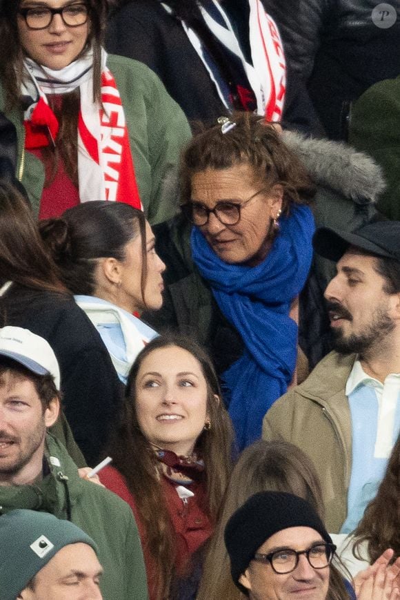 Exclusif - Iris Mittenaere, Marie-Pierre Galès, mère de A.Dupont lors du match de rugby du Tournoi des Six Nations France contre Angleterre au Stade de France à Saint-Denis le 14 mars 2026. © AGENCE / BESTIMAGE