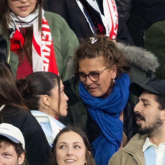 Exclusif - Iris Mittenaere, Marie-Pierre Galès, mère de A.Dupont lors du match de rugby du Tournoi des Six Nations France contre Angleterre au Stade de France à Saint-Denis le 14 mars 2026. © AGENCE / BESTIMAGE