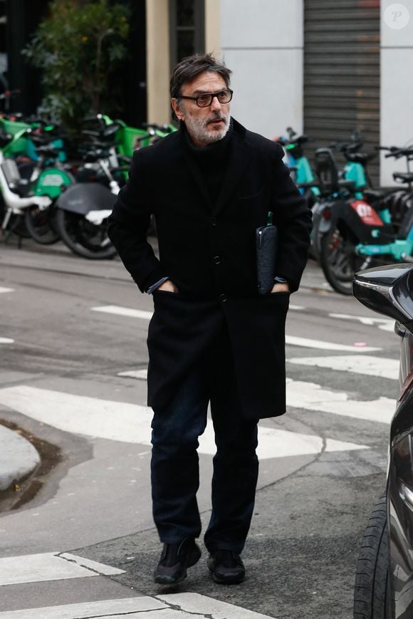 Tout comme Yvan Attal qui a joué dans "Le candidat"

Yvan Attal - Arrivées aux obsèques de Niels Arestrup à l'Église Saint-Roch à Paris. Le 10 décembre 2024
© Christophe Clovis / Bestimage