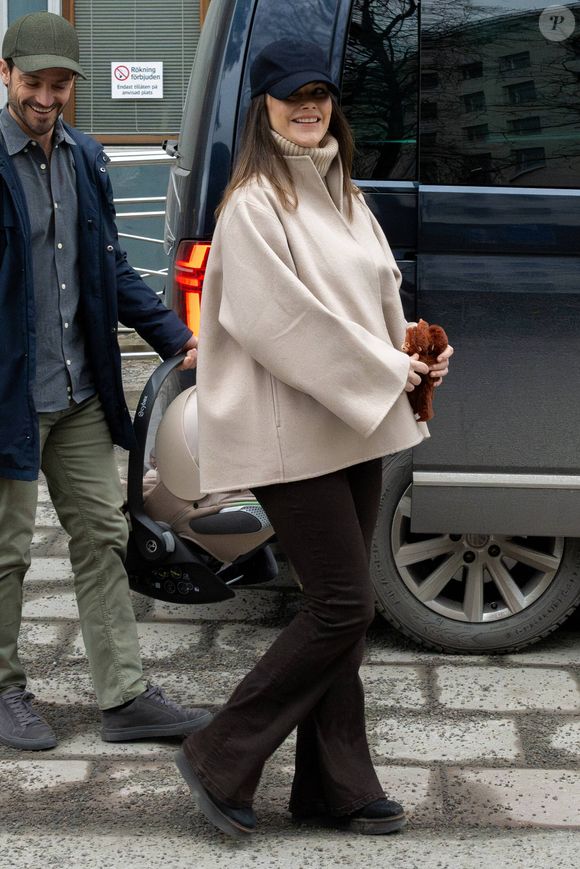 La princesse Sofia, le prince Carl Philip et leur fille quittent l'hôpital Danderyds près de Stockholm, en Suède le 8 février 2025. Photo par Dana Press / Bestimage