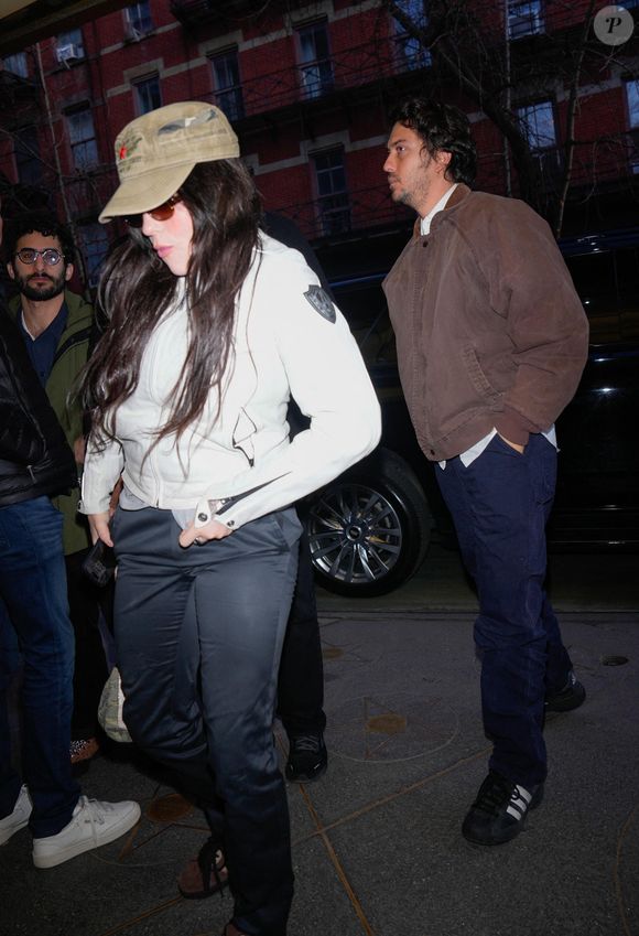 Si sa carrière est couronnée de succès, sa vie perso n'est pas en reste ! 

Exclusif - Billie Eilish et son compagnon Nat Wolff arrivent au "Lucille Lortel Theater" à New York, le 25/03/2025 @The ImageDirect / Bestimage