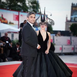 Michael Polansky and Lady Gaga (Robe Christian Dior, coiffe en dentelle Philip Treacy, bijoux argentés Tiffany & Co) à la première du film "Joker : Folie à deux" lors du 81ème festival international du film de Venise, la Mostra le 4 septembre 2024.
© Lucia Sabatelli / Bestimage