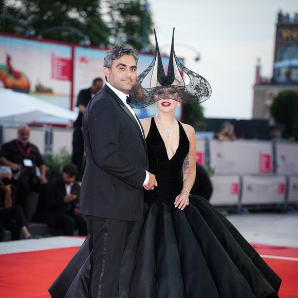 Michael Polansky and Lady Gaga (Robe Christian Dior, coiffe en dentelle Philip Treacy, bijoux argentés Tiffany & Co) à la première du film "Joker : Folie à deux" lors du 81ème festival international du film de Venise, la Mostra le 4 septembre 2024.
© Lucia Sabatelli / Bestimage